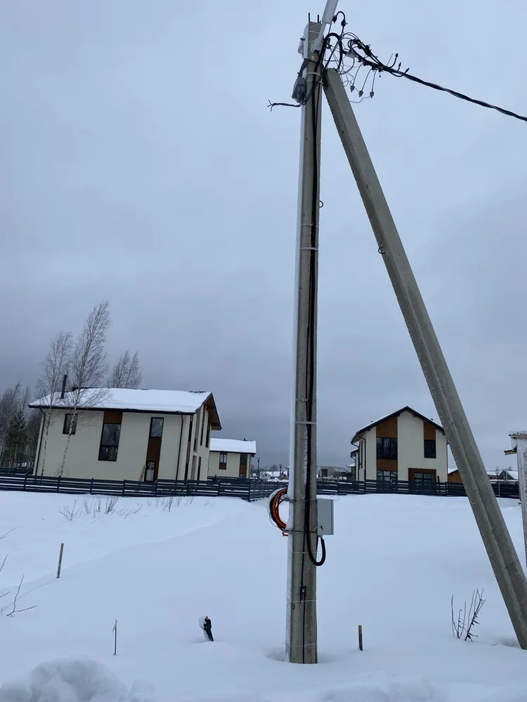 Опора с подключением к новому дому зимой